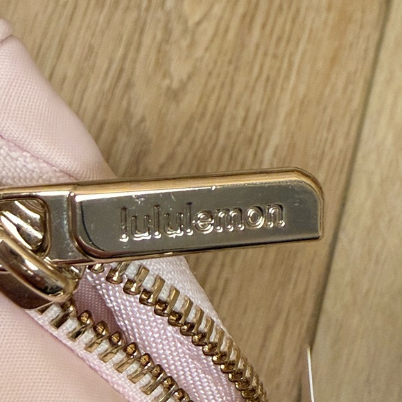 NWT Lululemon Everywhere Crossbody Bag 2L L Monogram Metallic Blissful Pink/Gold - Picture 13 of 13